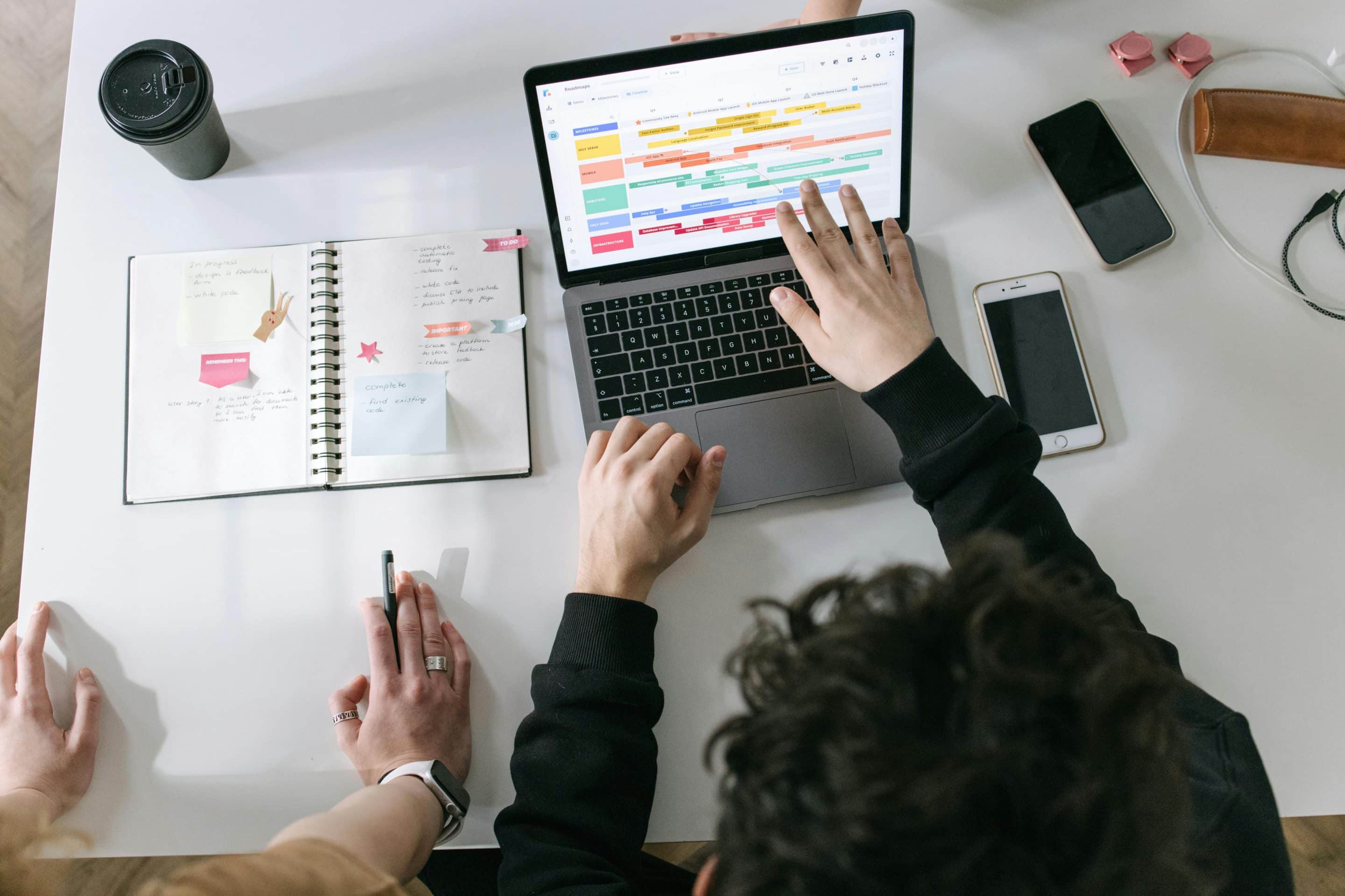 Personnes en train de consulter le planning d'un projet sur un ordinateur