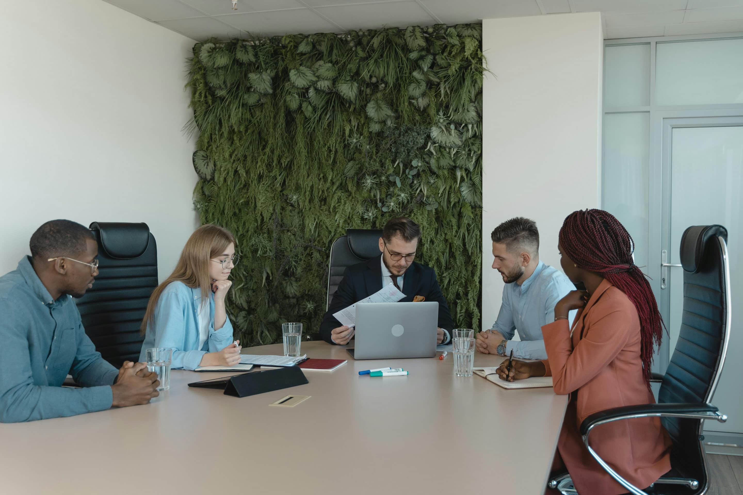 mentoring commercial : un team leader et son équipe en réunion commerciale