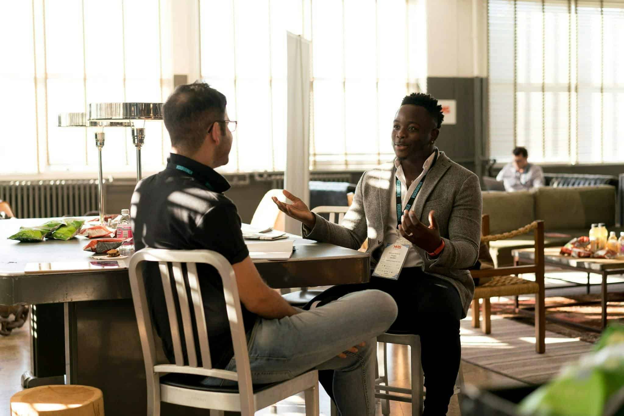 Discussion entre deux hommes dans le cadre d'un mentoring commercial des équipes de vente